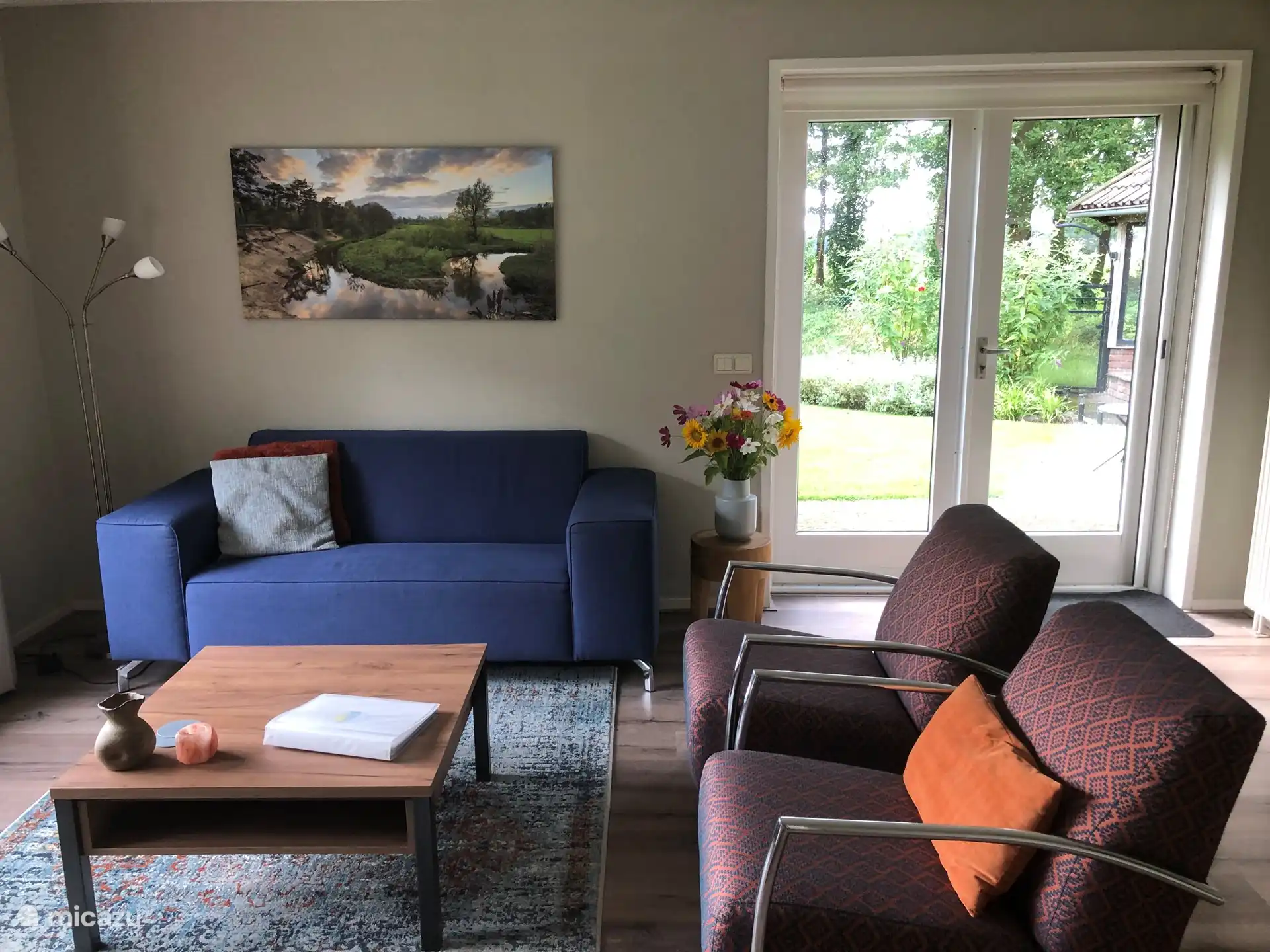 Das gemütlich eingerichtete Wohnzimmer mit französischen Türen zur Terrasse.