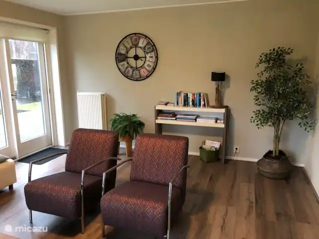 Location de Vacances Pays-Bas, Overijssel, De Lutte, maison de vacances - Dinkelhuuske Le salon avec une petite bibliothèque avec des livres sur Twente.
