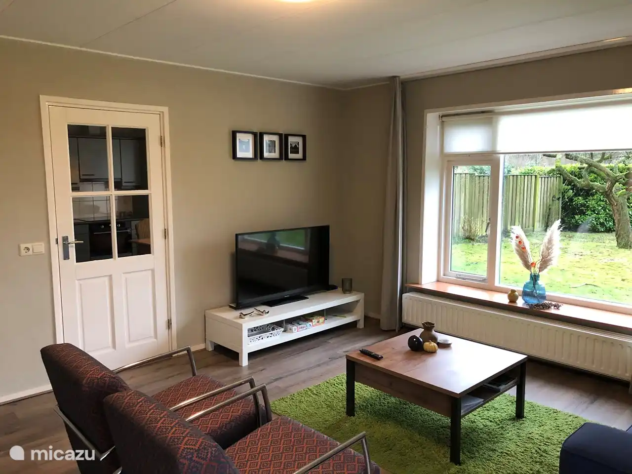 Das Wohnzimmer mit TV und Radio