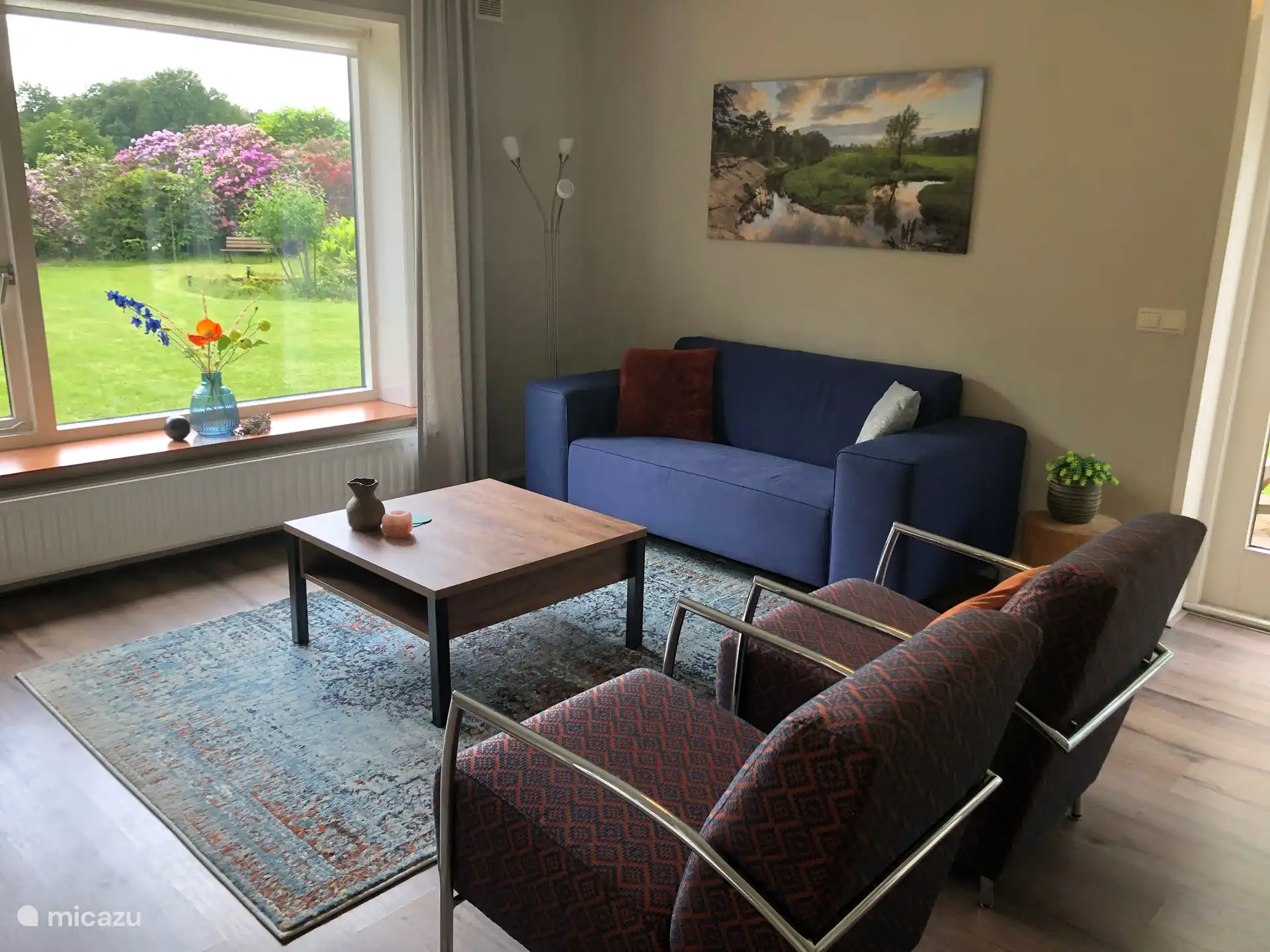 Das Wohnzimmer mit Blick auf den tiefen Garten.