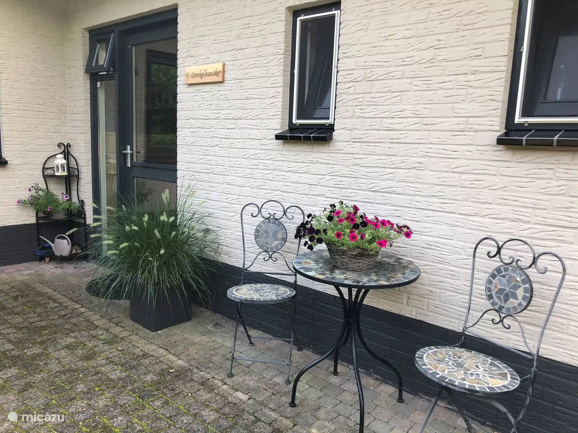 Der Eingang mit Sitzplatz