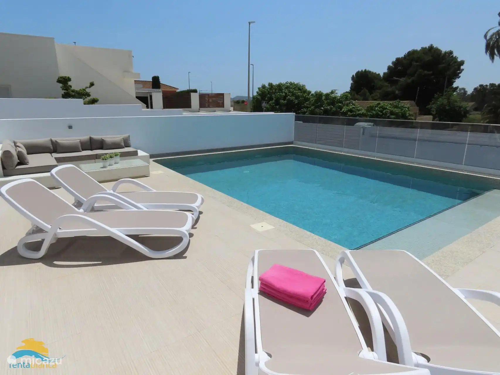 Piscine avec transats 