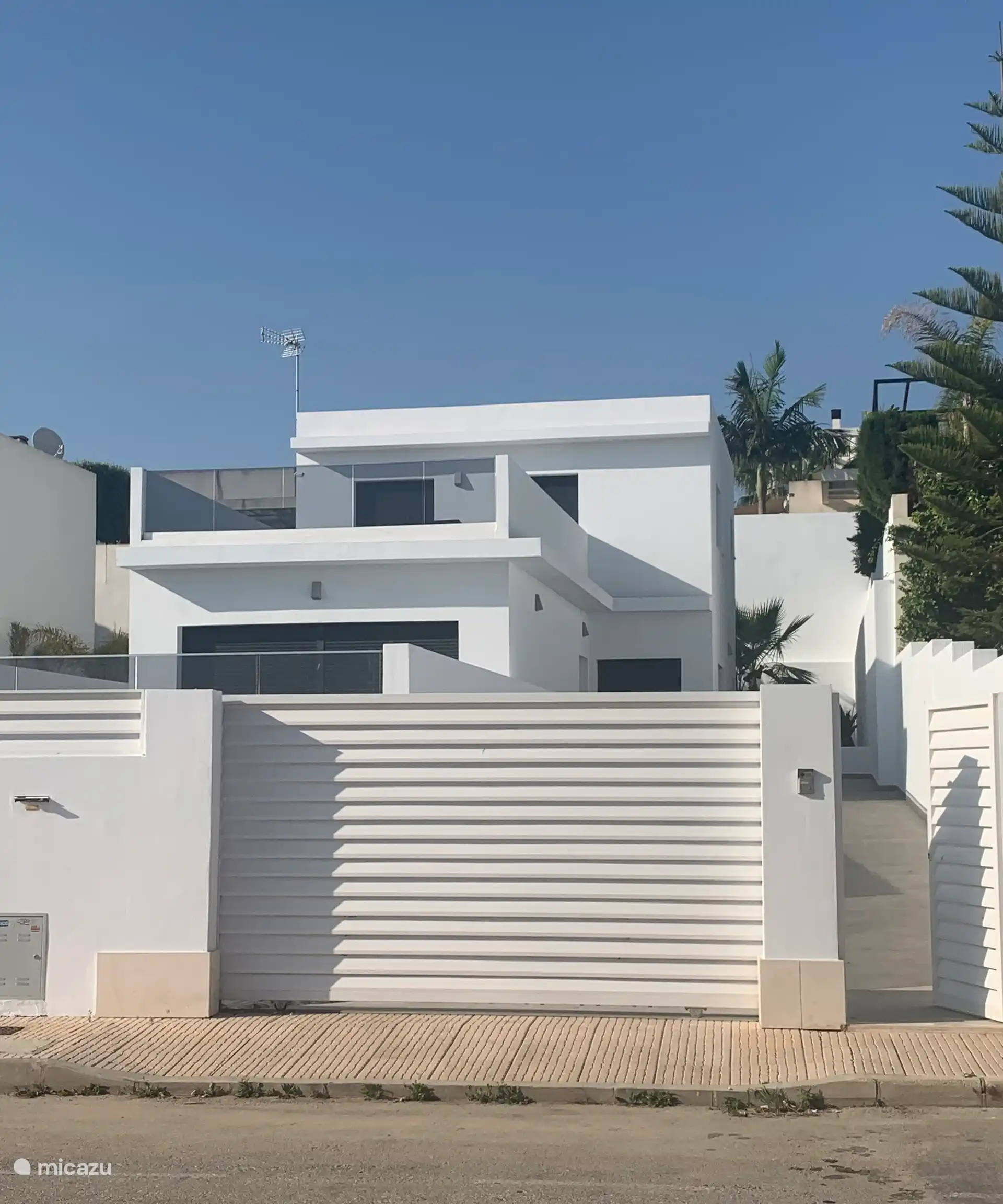 Maison avant avec portail électrique 