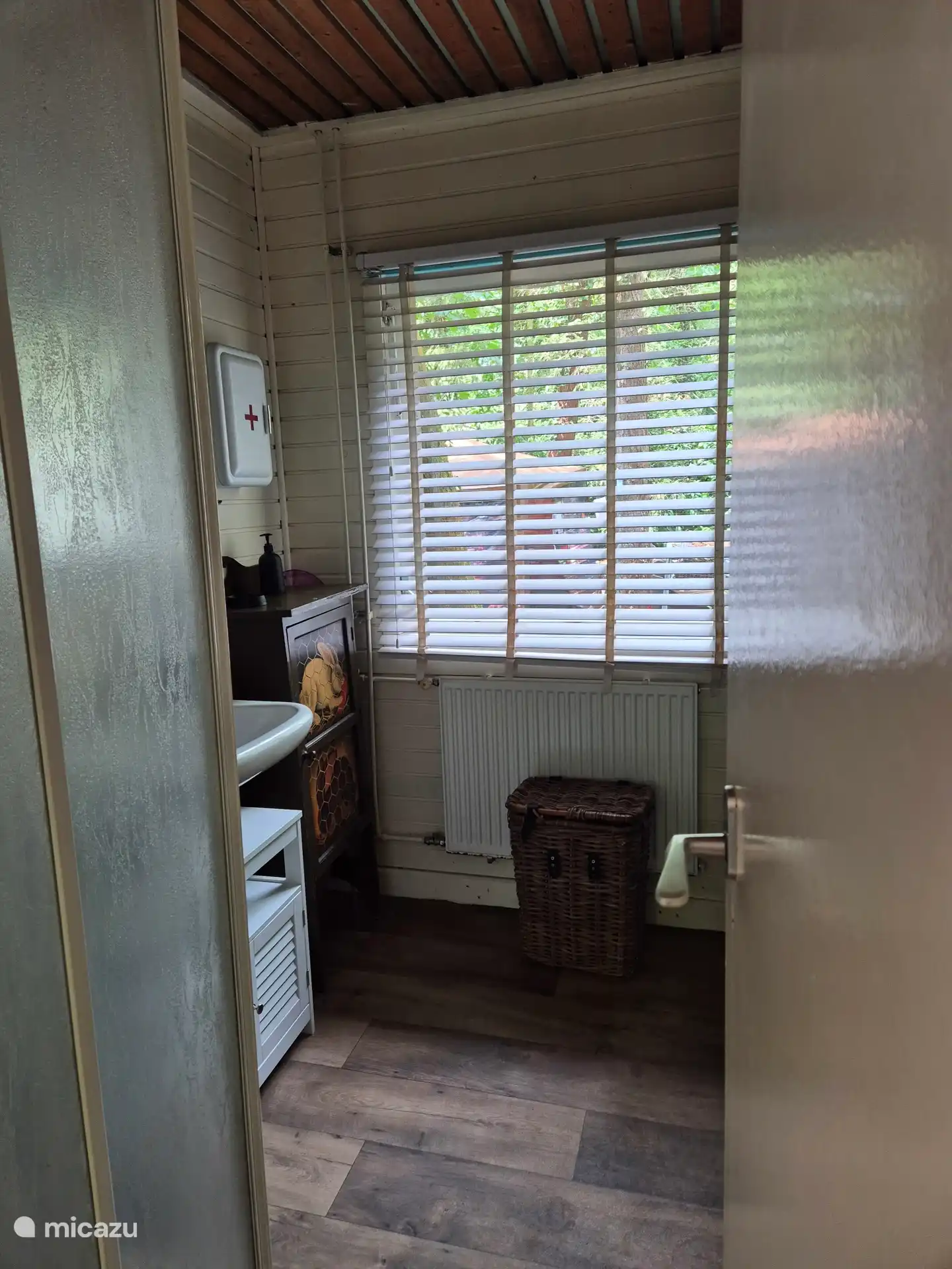 Badezimmer mit Dusche und Waschbecken