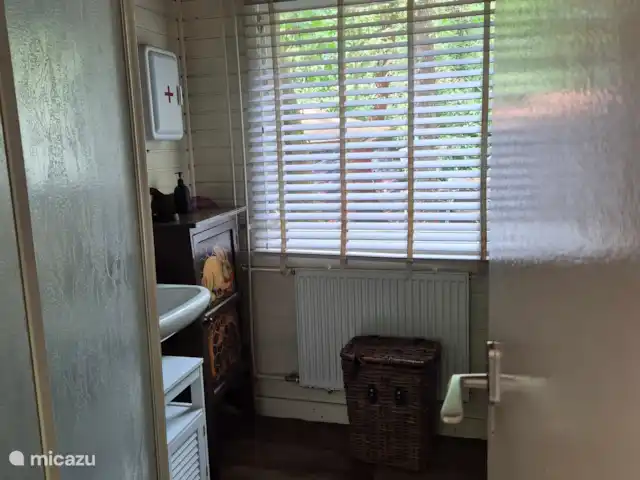 Location de Vacances Pays-Bas, Gueldre, Nunspeet, bungalow - Calando Salle de bain avec douche et lavabo