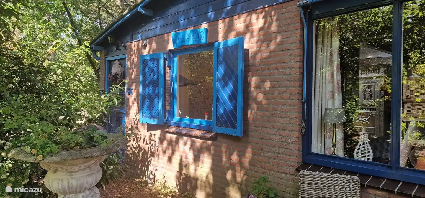 Küchenfenster und Bungaloweingang