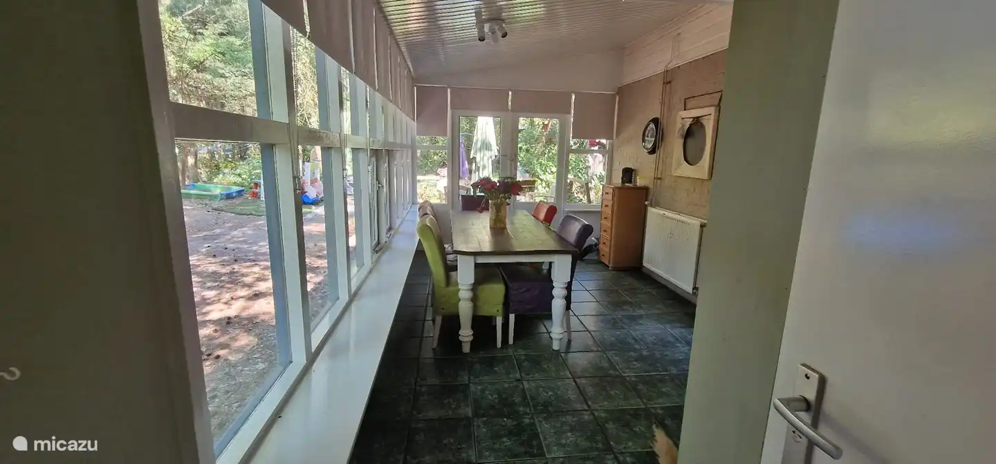 Der Wintergarten dient als weiterer Raum mit Essbereich für 6 Personen