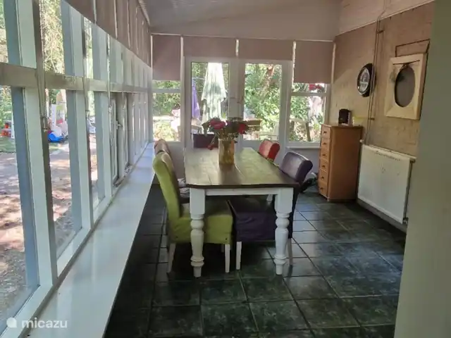 Location de Vacances Pays-Bas, Gueldre, Nunspeet, bungalow - Calando La véranda est en texte comme une autre pièce avec un coin repas pour 6 personnes