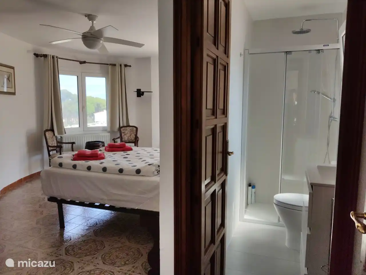 Hauptschlafzimmer mit Bad (Dusche)