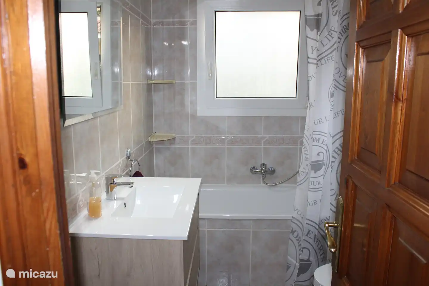 Badezimmer mit Badewanne und Waschmaschine