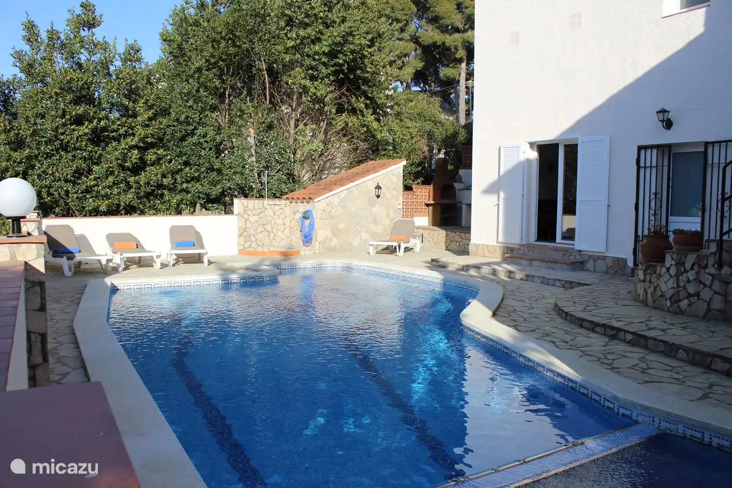 Privater Swimmingpool mit Liegestühlen