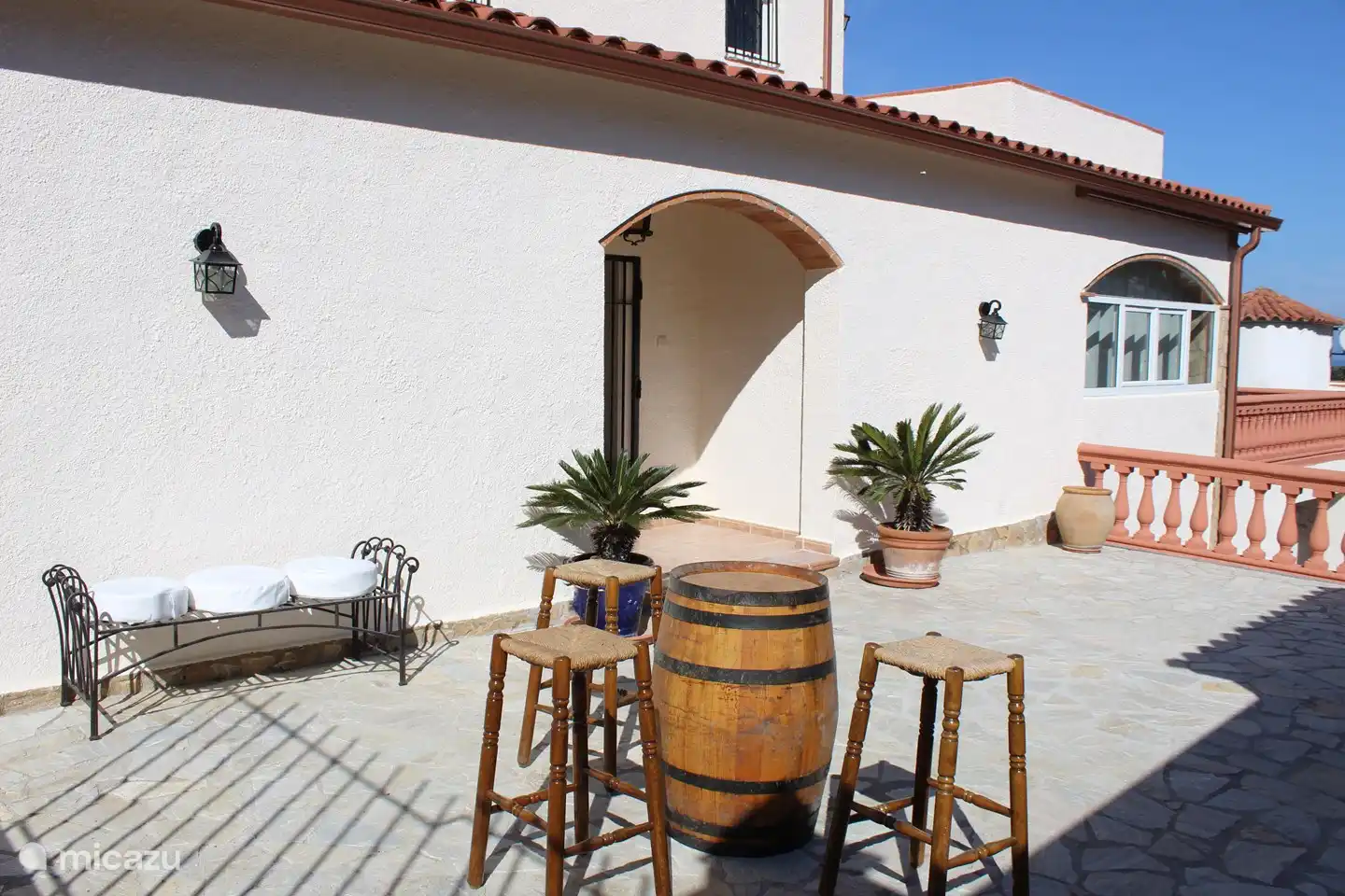 Große Terrasse an der Vorderseite des Hauses, aber mit aller Privatsphäre