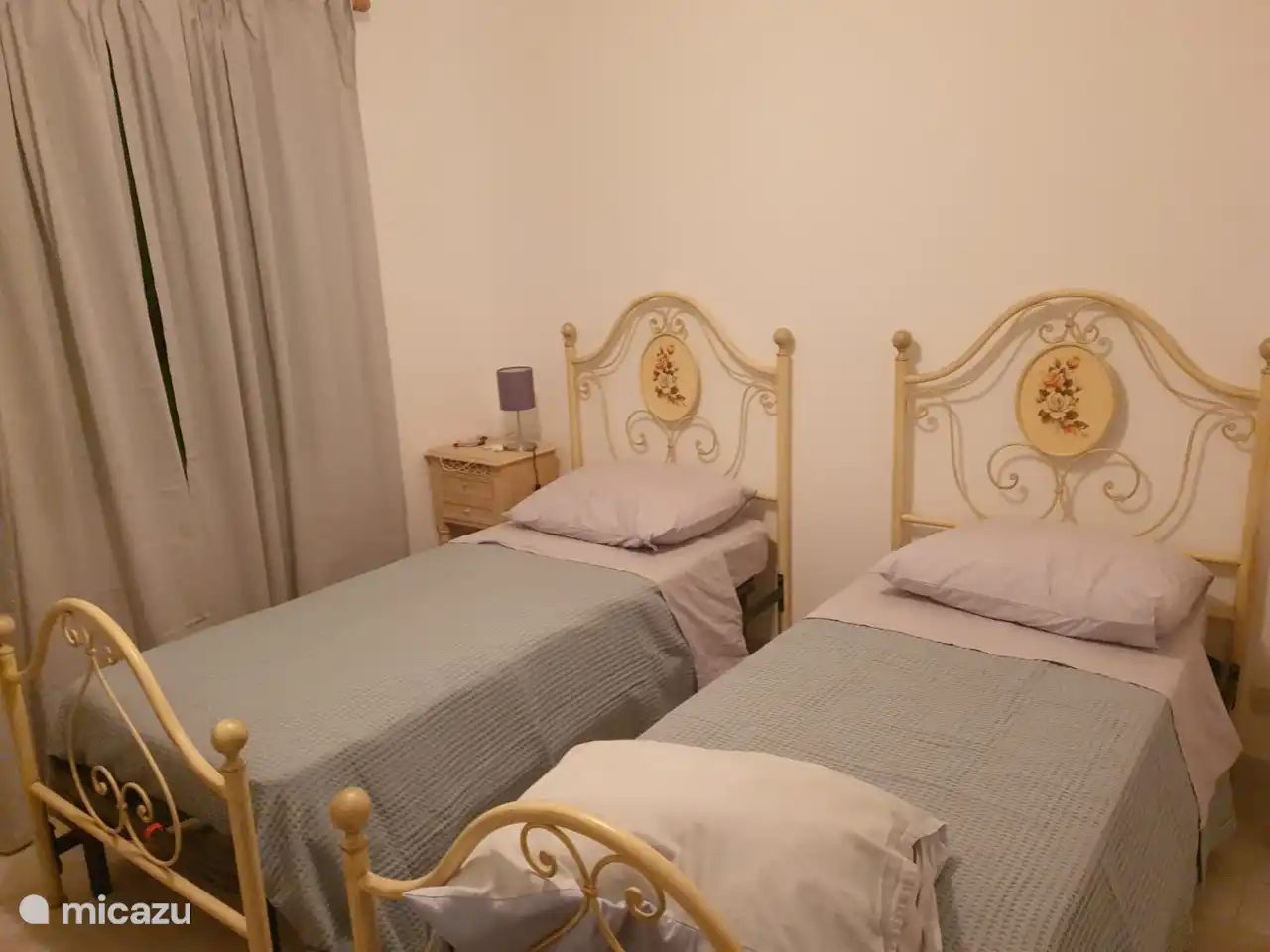 Schlafzimmer mit 2 Einzelbetten