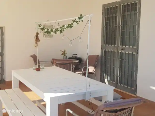 Trullino Blanc | Italie, Pouilles (Puglia), Ostuni - villa Terrasse couverte avec table de jardin