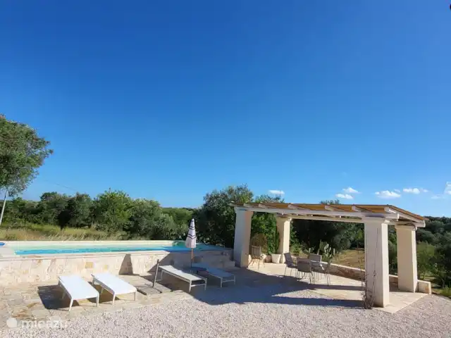 Trullino Blanc | Italie, Pouilles (Puglia), Ostuni - villa Piscine avec grande pergola