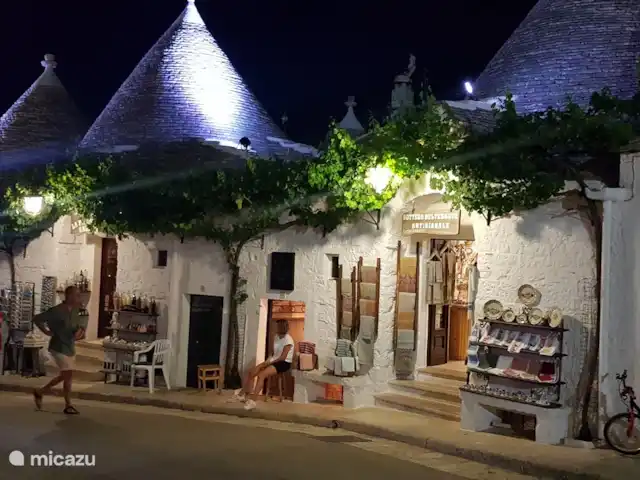 Trullino Blanc | Italie, Pouilles (Puglia), Ostuni - villa Alberobello la nuit