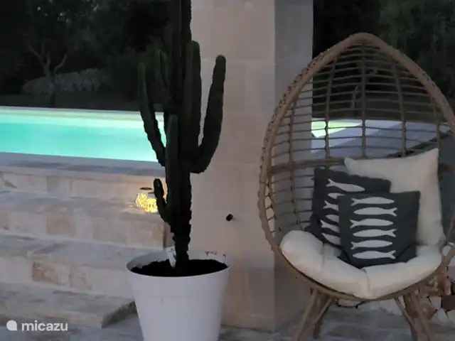 Trullino Blanc | Italie, Pouilles (Puglia), Ostuni - villa Éclairage LED dans la piscine
