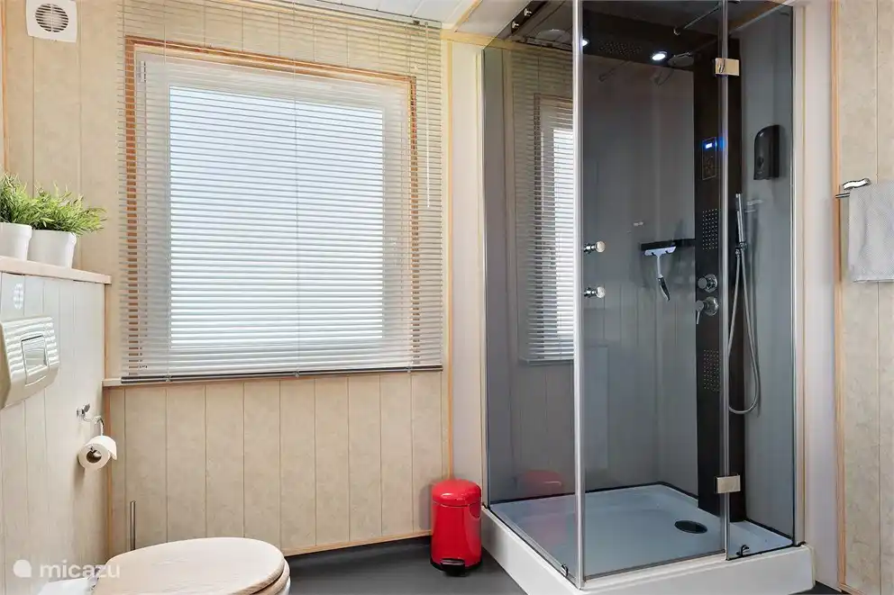 Badezimmer mit Dusche