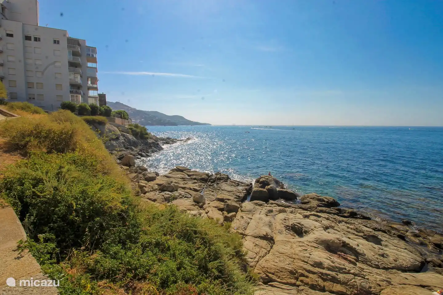 5 minutes from the house a beautiful path to the beach and the village.
