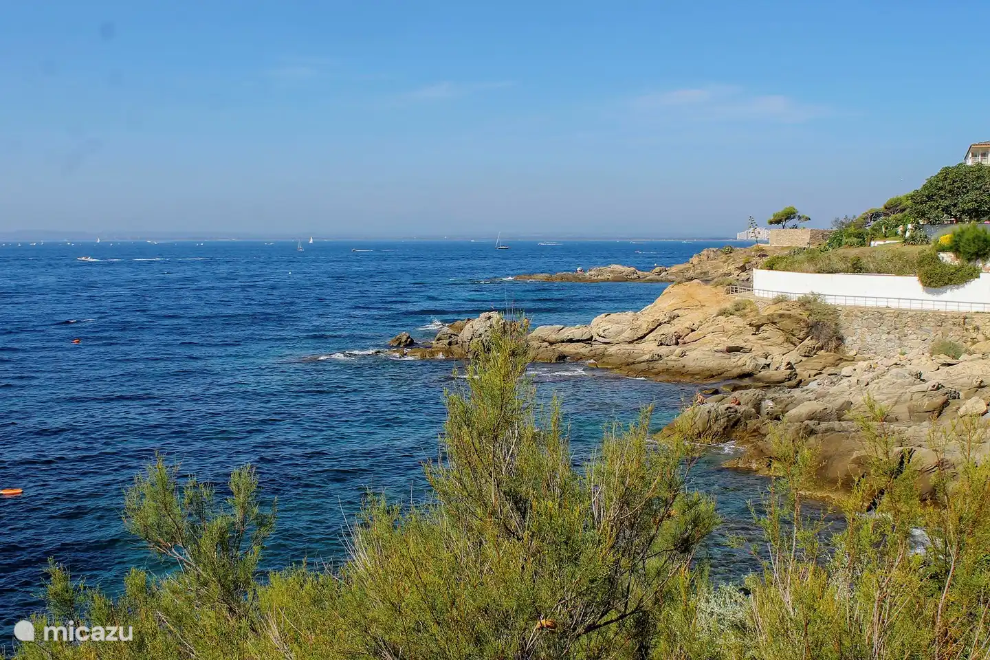 5 minutes from the house a beautiful path to the beach and the village.