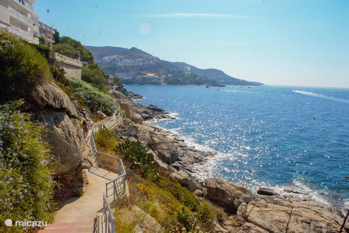 5 minutes from the house a beautiful path to the beach and the village.