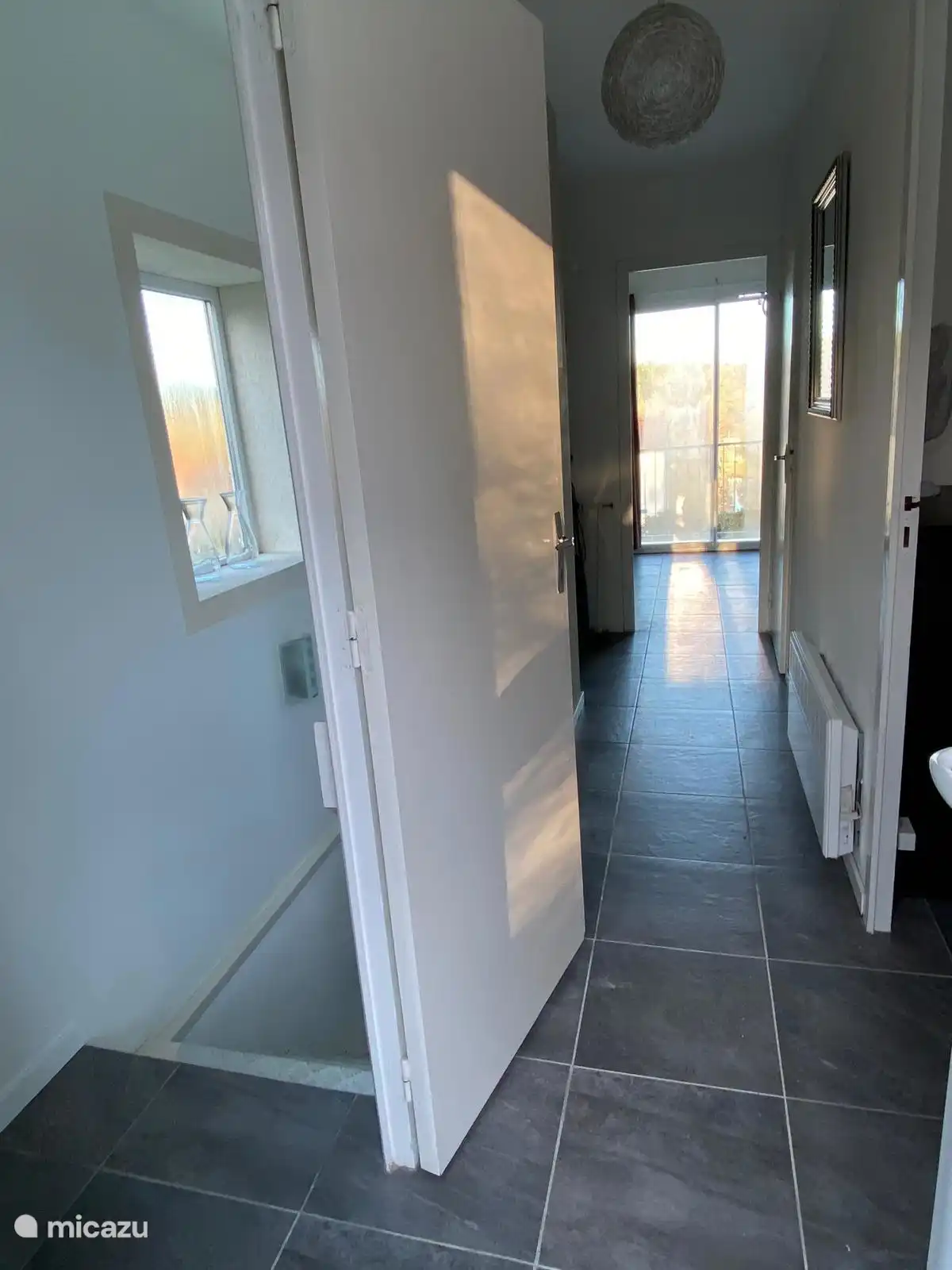 Eingang, Flur und Treppen nach unten