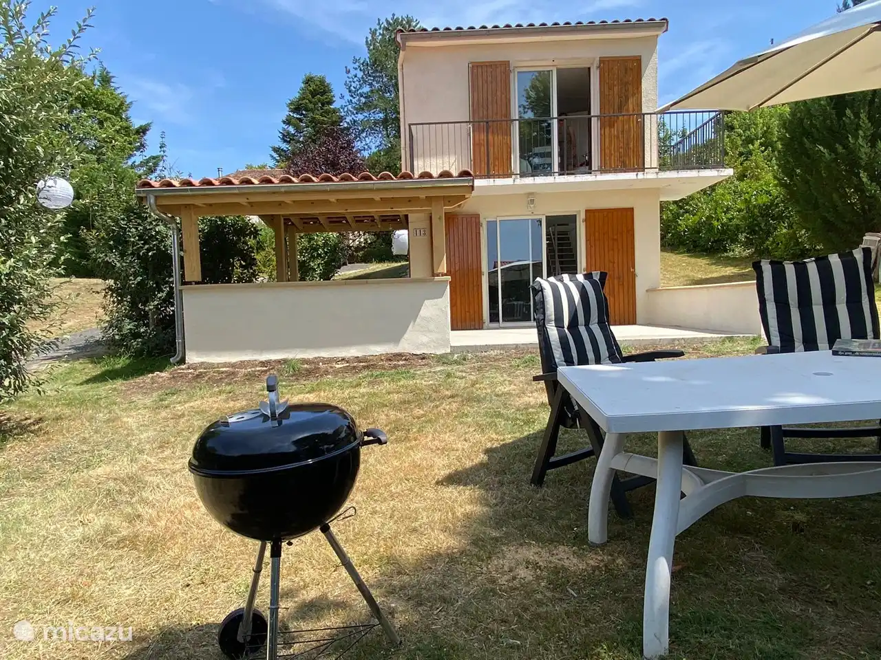 De achtertuin met voldoende ruimte om in de tuin te spelen.