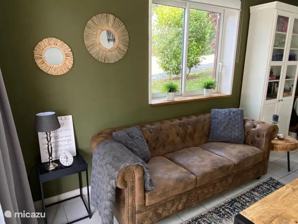 De woonkamer met bank.