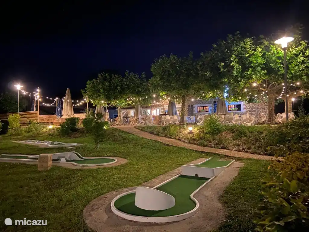 Midgetgolf en restaurant La dame Blanche op de achtergrond.