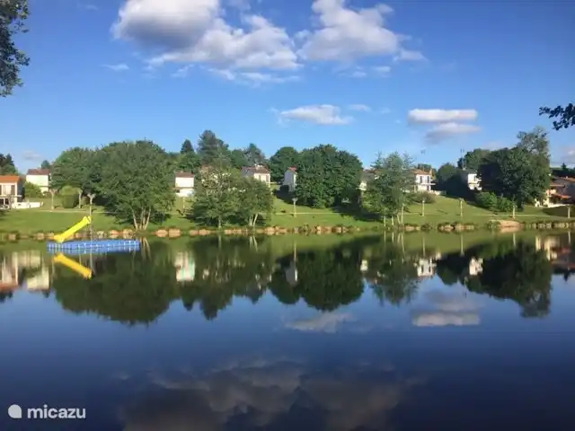 Het meer met zwemvlot