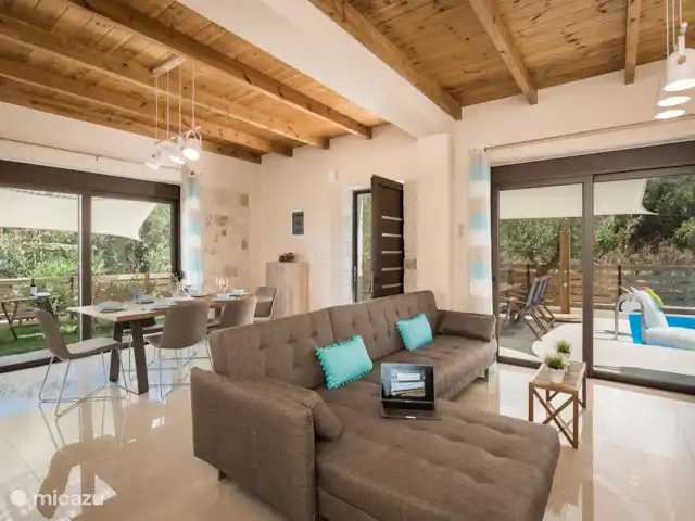 Villa Rebecca | Grèce, Crète, Agia Marina - villa Dans le séjour et la cuisine ouverte deux belles grandes portes coulissantes avec volets.