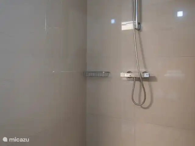 Villa Rebecca | Grèce, Crète, Agia Marina - villa Une belle douche spacieuse dans la salle de bain attenante au rez-de-chaussée.