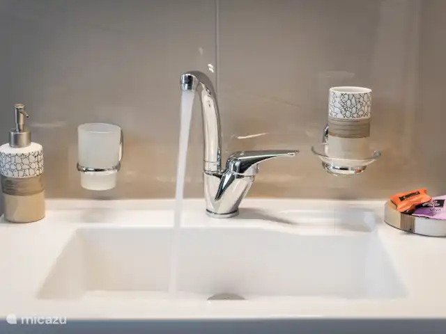 Villa Rebecca | Grèce, Crète, Agia Marina - villa Et en plus d'une douche, il y a aussi un lavabo séparé dans la salle de bain attenante au rez-de-chaussée.