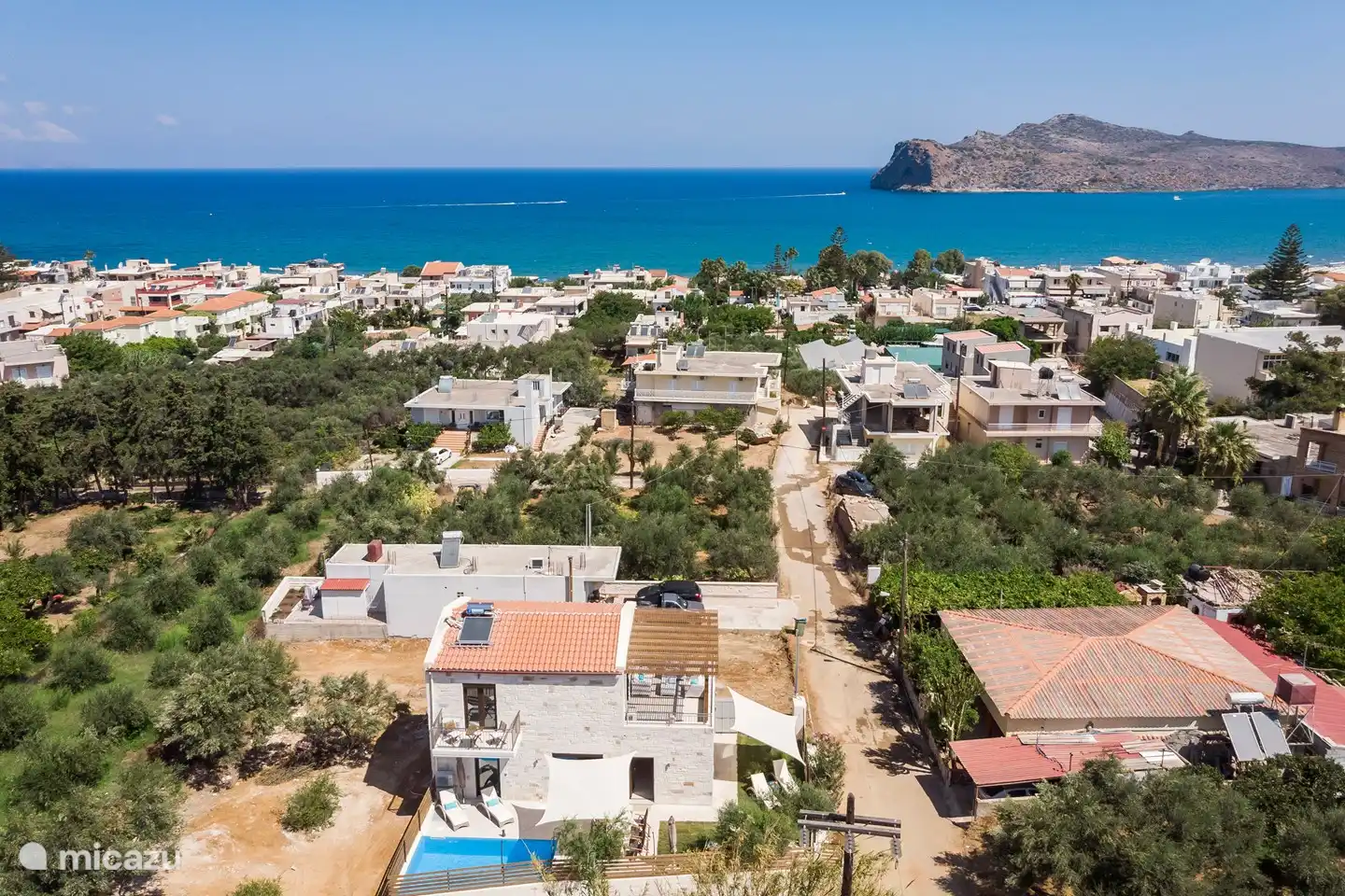 Villa Rebecca seen from above, the beach and the beautiful sea is a 5-minute walk away.