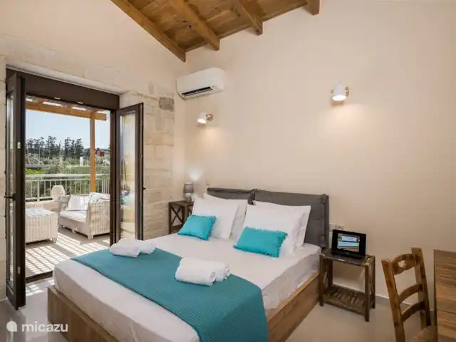 Villa Rebecca | Grèce, Crète, Agia Marina - villa chambre spacieuse avec un joli grand balcon attenant.