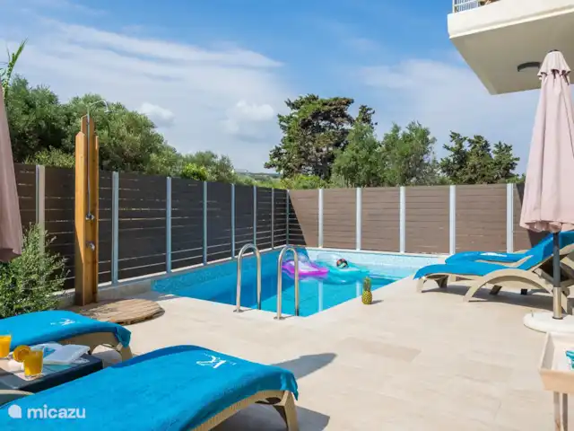 Villa Rebecca | Grèce, Crète, Agia Marina - villa La Villa Rebecca dispose de 6 transats et d'une grande table de jardin pour 6 personnes.