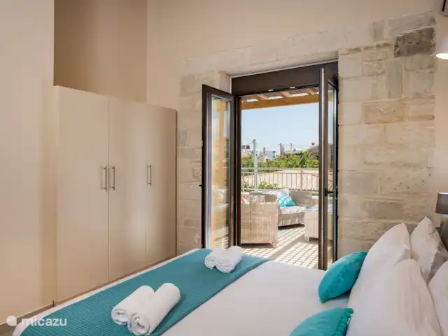 Villa Rebecca | Grèce, Crète, Agia Marina - villa La chambre spacieuse a de grandes armoires et puis le beau grand balcon.