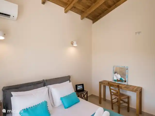 Villa Rebecca | Grèce, Crète, Agia Marina - villa Et bien sûr chaque chambre dispose de la climatisation et de belles poutres en bois. L'utilisation des serviettes et du linge de lit est incluse dans le prix.