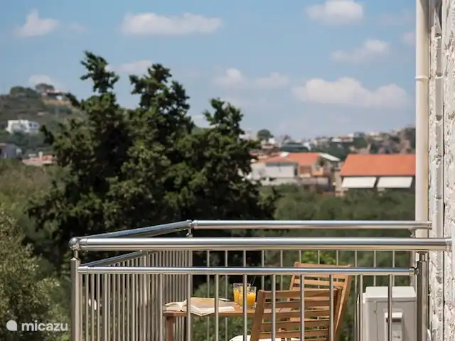 Villa Rebecca | Grèce, Crète, Agia Marina - villa Le petit balcon sur le côté avec de belles vues sur les montagnes et les oliveraies.