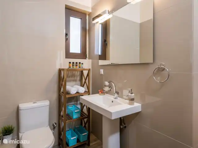Villa Rebecca | Grèce, Crète, Agia Marina - villa La salle de bain à l'étage avec WC, lavabo et douche.