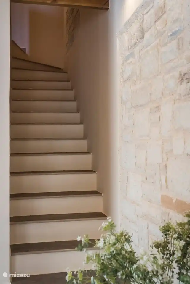 Ascending the stairs to the 1st floor ..