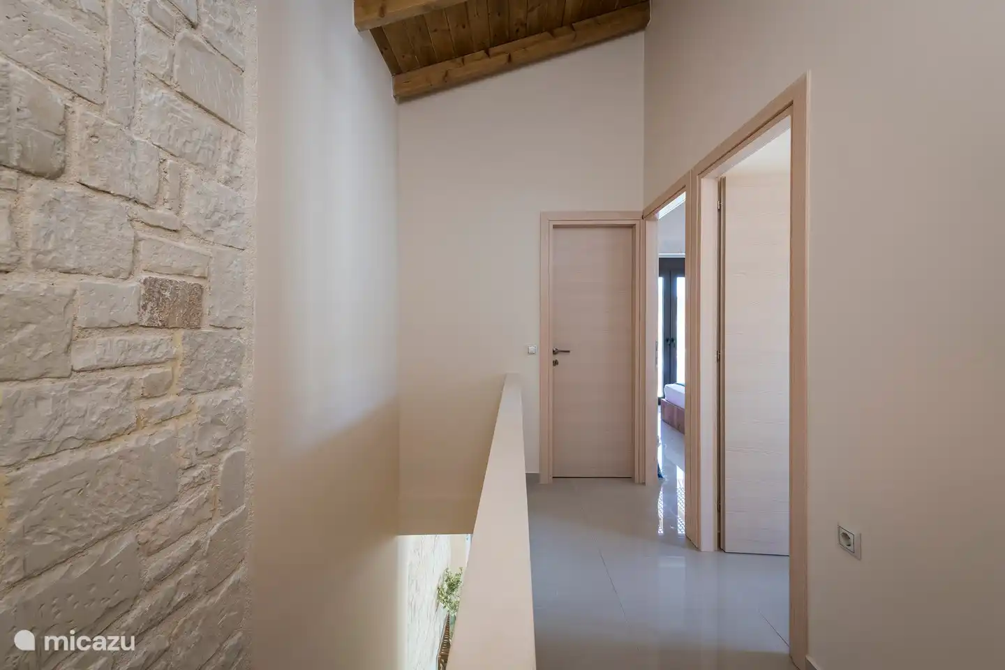 Landing 1st floor with adjacent the two bedrooms and the bathroom.