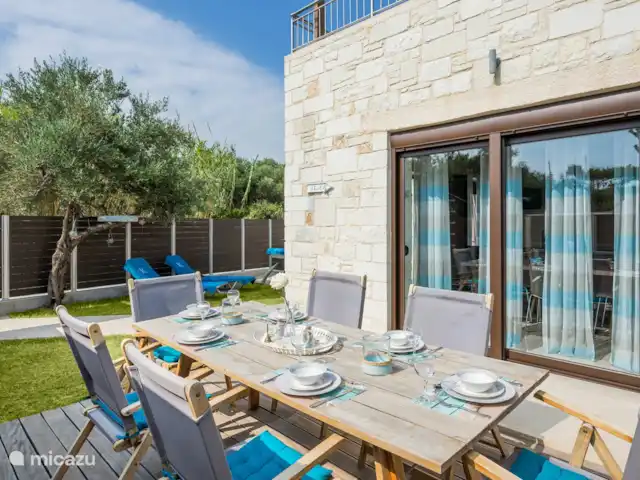 Villa Rebecca | Grèce, Crète, Agia Marina - villa Délicieux repas en plein air à la table de 6 personnes