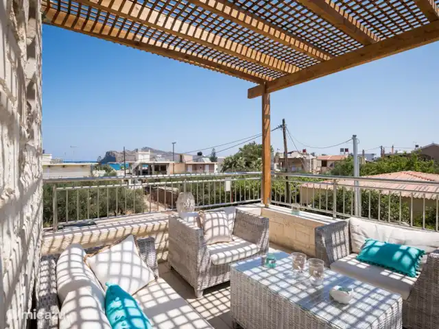 Villa Rebecca | Grèce, Crète, Agia Marina - villa Un beau grand balcon avec salon.
