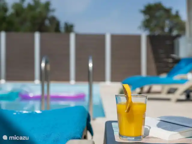 Villa Rebecca | Grèce, Crète, Agia Marina - villa Un délicieux jus d'orange au bord de la piscine