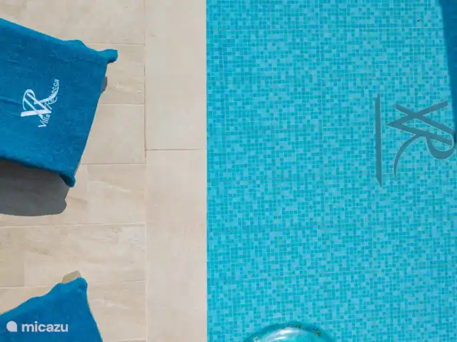 Villa Rebecca | Grèce, Crète, Agia Marina - villa Notre logo dans la piscine et sur les serviettes du transat.