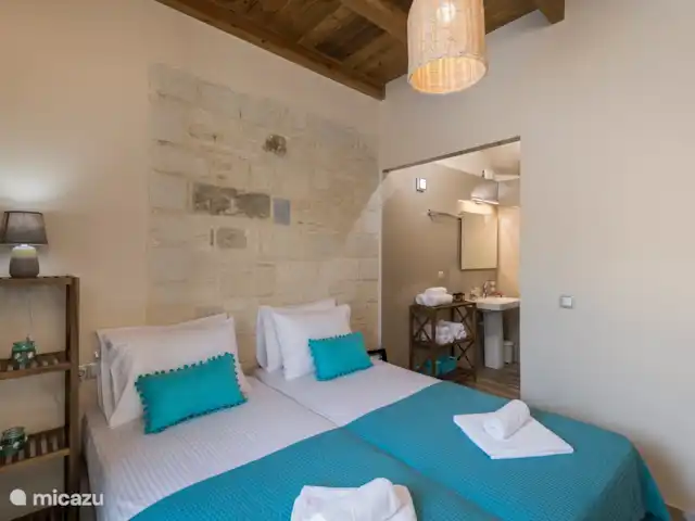 Villa Rebecca | Grèce, Crète, Agia Marina - villa La chambre en bas avec une salle de bain attenante et adjacente à la piscine.
