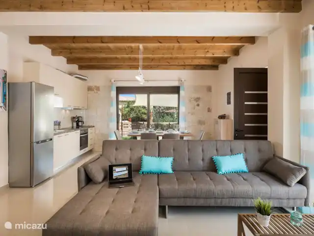 Villa Rebecca | Grèce, Crète, Agia Marina - villa Un aperçu du salon joliment décoré avec de beaux détails tels que les poutres en bois et le mur de pierre.