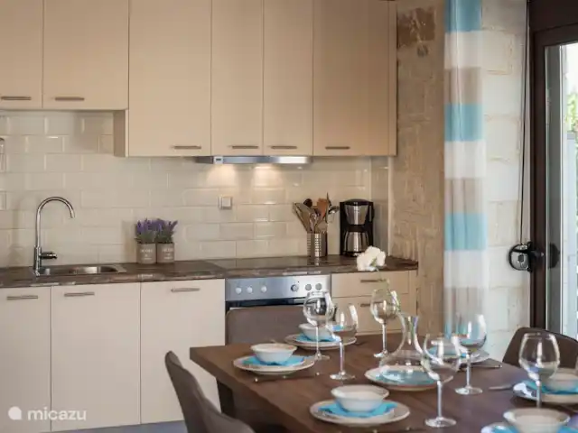 Villa Rebecca | Grèce, Crète, Agia Marina - villa La cuisine ouverte entièrement équipée avec table à manger pour 6 personnes.