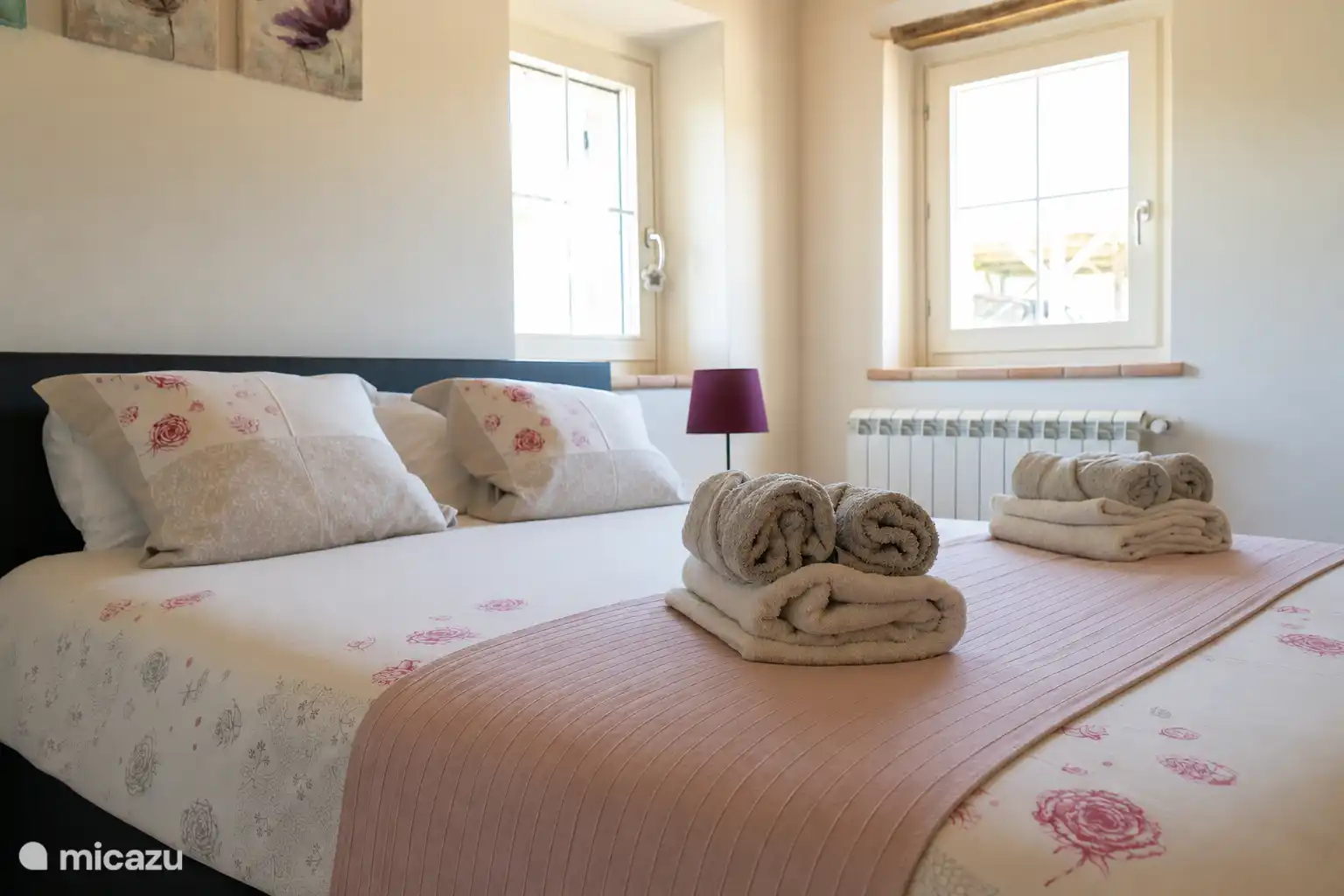 Slaapkamer beneden met aangrenzende badkamer.